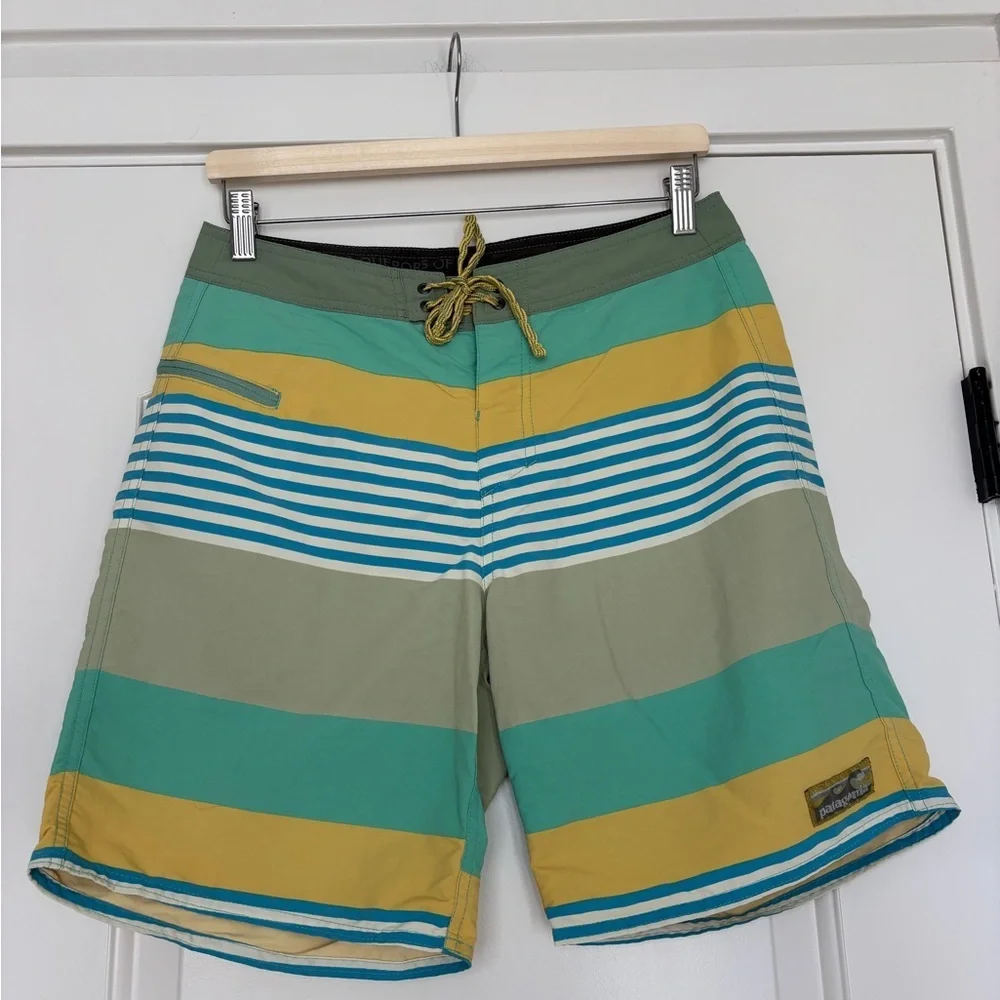 Patagonia Wavefarer Men’s Board Shorts Green Yellow Surf Swim Vacation 30